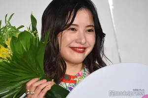 吉高由里子碎花长裙笑容灿烂甜美图片