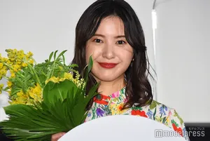 吉高由里子碎花长裙笑容灿烂甜美图片_3