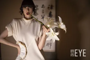 三吉彩花齐刘海发型优雅写真图片_3