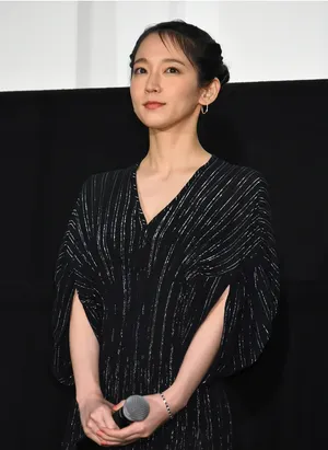 吉冈里帆休闲优雅气质现场照图片