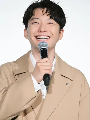 星野源风衣气质帅气活动照图片_2
