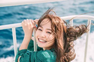 堀北真希笑容清新可爱机场照图片