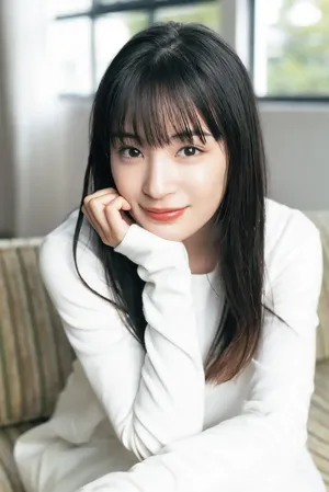 广濑铃杂志封面写真图片