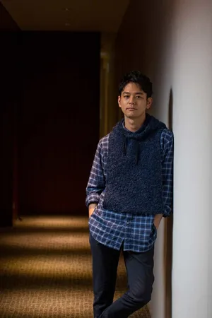 妻夫木聪蓝毛衣沉稳写真图片_2