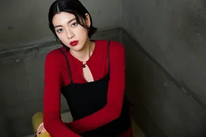 三吉彩花红色长裙性感写真_1