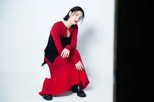 三吉彩花红色长裙性感写真_2