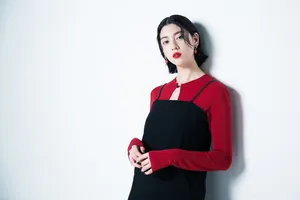 三吉彩花红色长裙性感写真_4