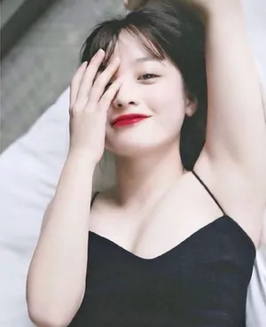 桥本环奈红唇吊带裙性感写真图片