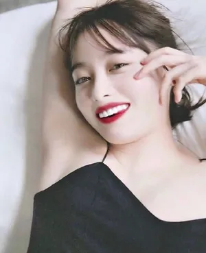 桥本环奈红唇吊带裙性感写真图片_1