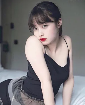 桥本环奈红唇吊带裙性感写真图片_3