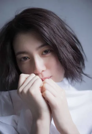 三吉彩花慵懒居家写真图片第1张