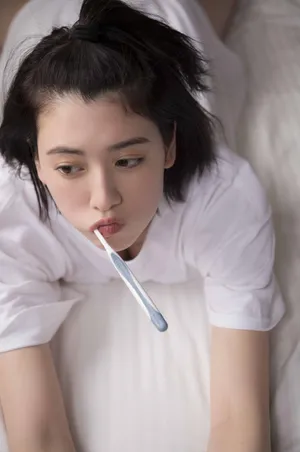 三吉彩花慵懒居家写真图片_6