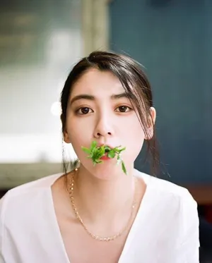 三吉彩花俏皮可爱写真图片