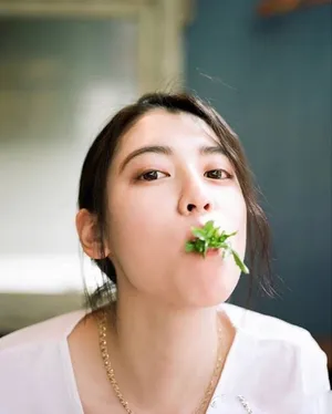 三吉彩花俏皮可爱写真图片
