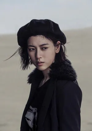 三吉彩花短发酷美沙漠写真图片_2