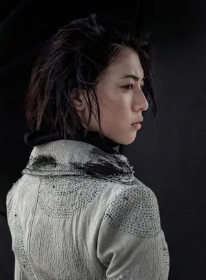 三吉彩花短发酷美沙漠写真图片_6