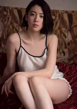 三吉彩花海边性感写真图片_6