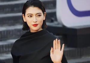 三吉彩花红唇黑裙性感图片