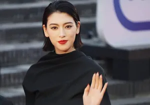 三吉彩花红唇黑裙性感图片_2