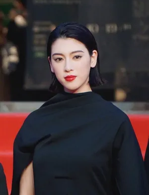 三吉彩花红唇黑裙性感图片_4
