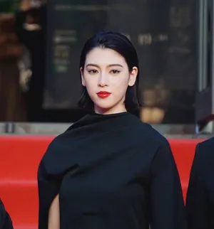 三吉彩花红唇黑裙性感图片_5