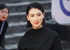 三吉彩花红唇黑裙性感图片_6