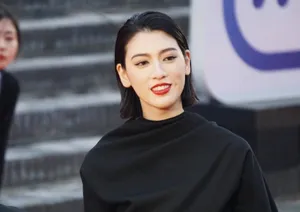 三吉彩花红唇黑裙性感图片_7