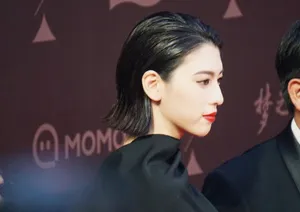 三吉彩花红唇黑裙性感图片_8