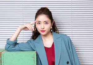 石原里美干练英气写真图片