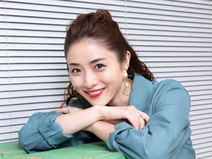 石原里美干练英气写真图片