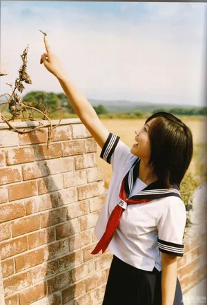 堀北真希校服写真动人图片_2