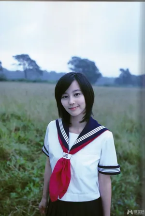 堀北真希校服写真动人图片_3