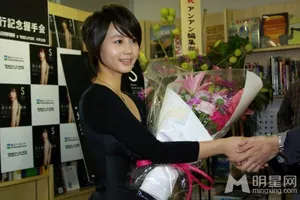 堀北真希发布清新写真签售会_3