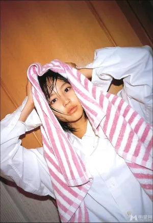 堀北真希衬衫写真大秀美腿_4