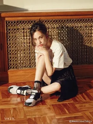 水原希子登上韩国版9月刊画报写真