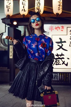 水原希子登上由陈漫掌镜的GRAZIA红秀第220期杂志封面_2
