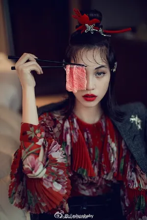 水原希子登上由陈漫掌镜的GRAZIA红秀第220期杂志封面_7