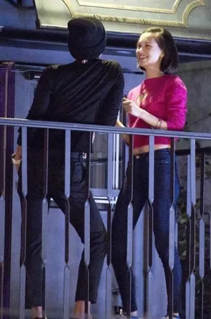娇羞藏不住 权志龙水原希子热辣拥吻调情_6