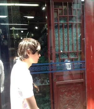 古川雄辉现身七宝老街 与粉丝合影显亲切