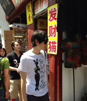 古川雄辉现身七宝老街 与粉丝合影显亲切_2