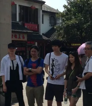 古川雄辉现身七宝老街 与粉丝合影显亲切_4