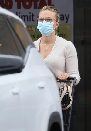斯嘉丽·约翰逊针织上衣丸子头性感简约街拍图片