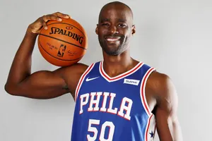 NBA名人堂“怪兽”埃梅卡·奥卡福球星图片_2