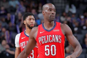 NBA名人堂“怪兽”埃梅卡·奥卡福球星图片_13