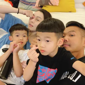 范玮琪一家帅气可爱自拍照图片