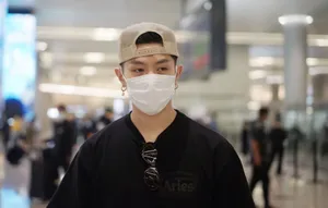 马伯骞反戴棒球帽潮流帅气机场照图片_3