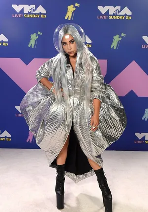LadyGaga孔雀羽带面具领奖酷炫个性美照图片_1