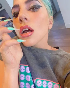 LadyGaga与奖杯合影直视镜头女王范十足美照图片