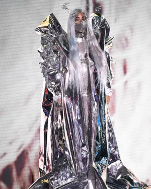 LadyGaga与奖杯合影直视镜头女王范十足美照图片_2