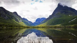 湖泊倒影风景图片_6